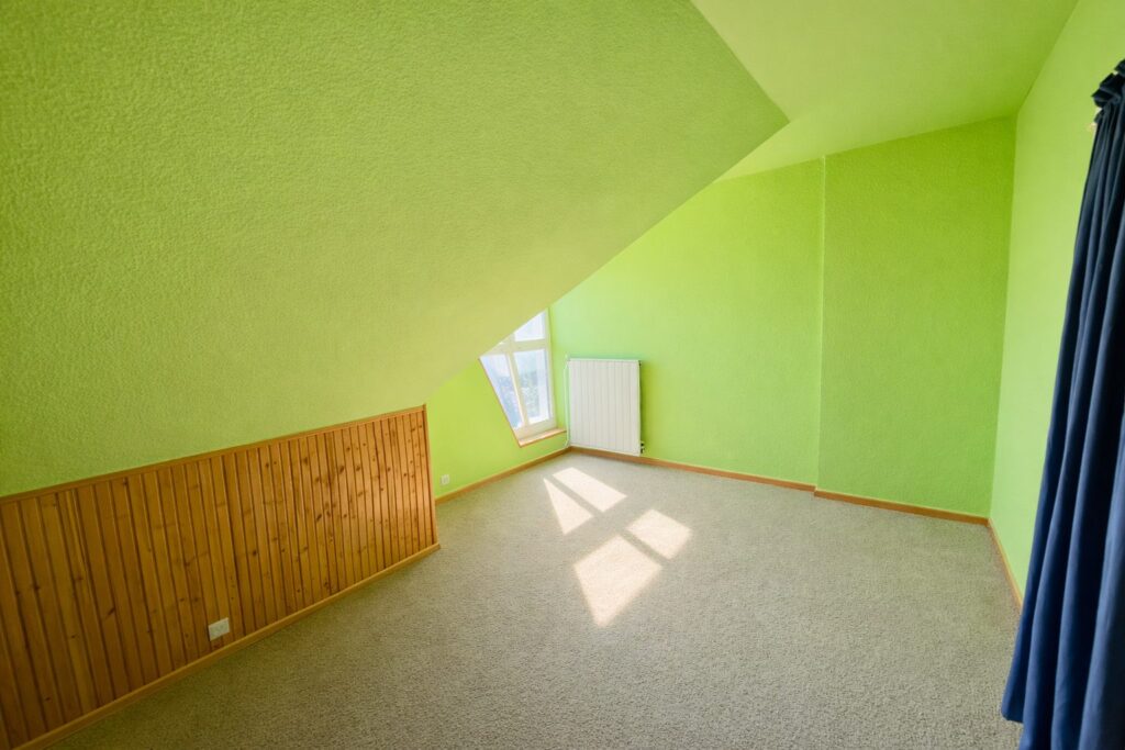 XVIII. kerület, Kétújfalu utca – háromszintes sorházi lakás garázzsal – felső szoba